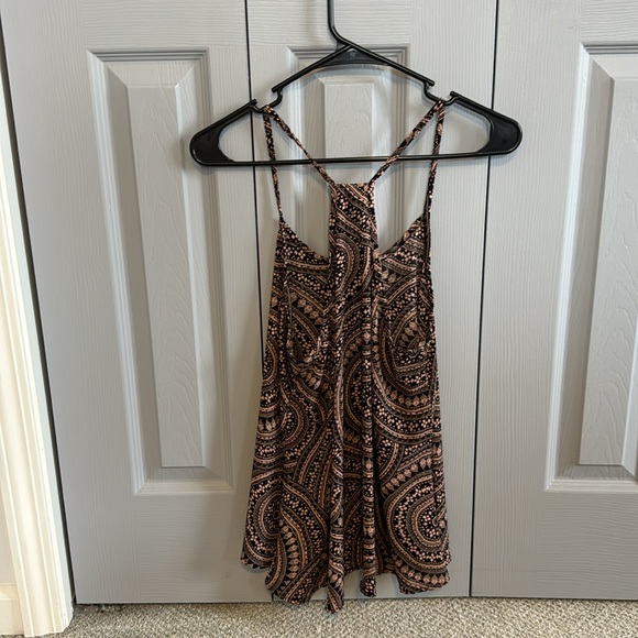 Pale, pink and black summer top. Size M very flattering doesn’t wrinkle. Bin 8 - Picture 3 of 5